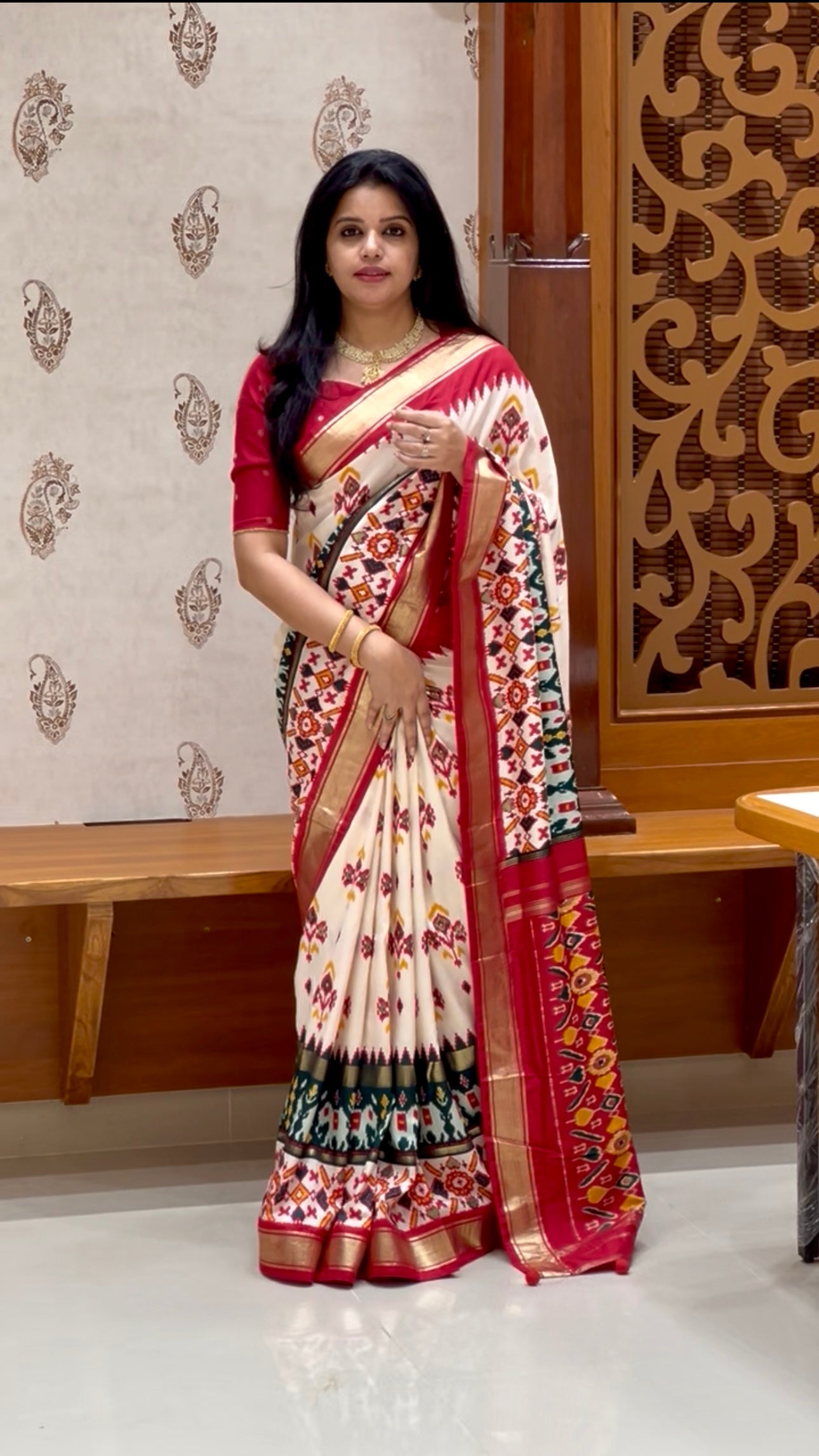 SUV3890-WHITE WITH RED