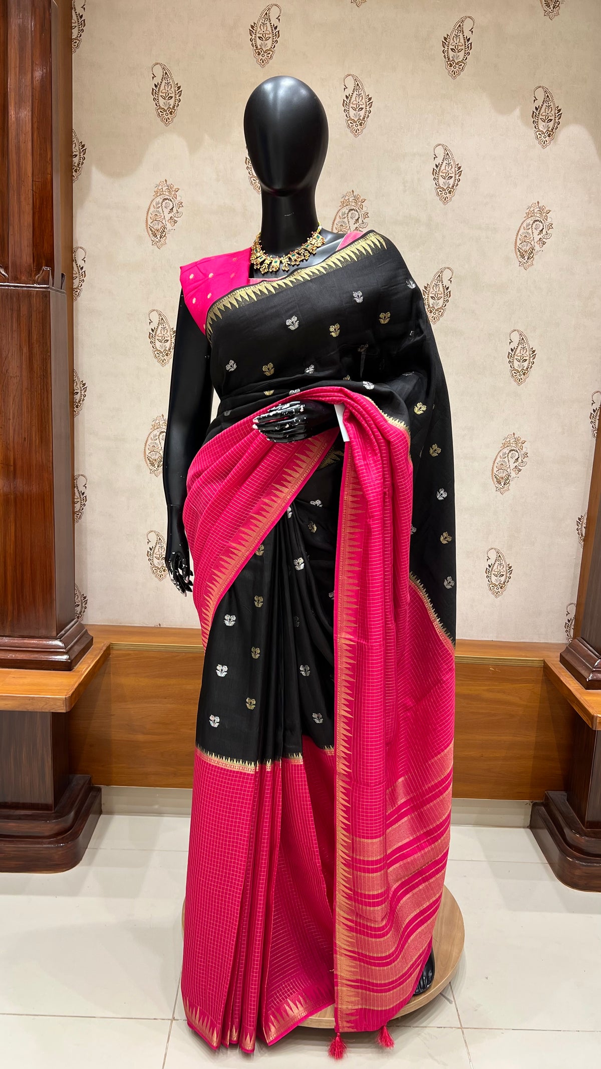 SUV5638-BLACK WITH PINK