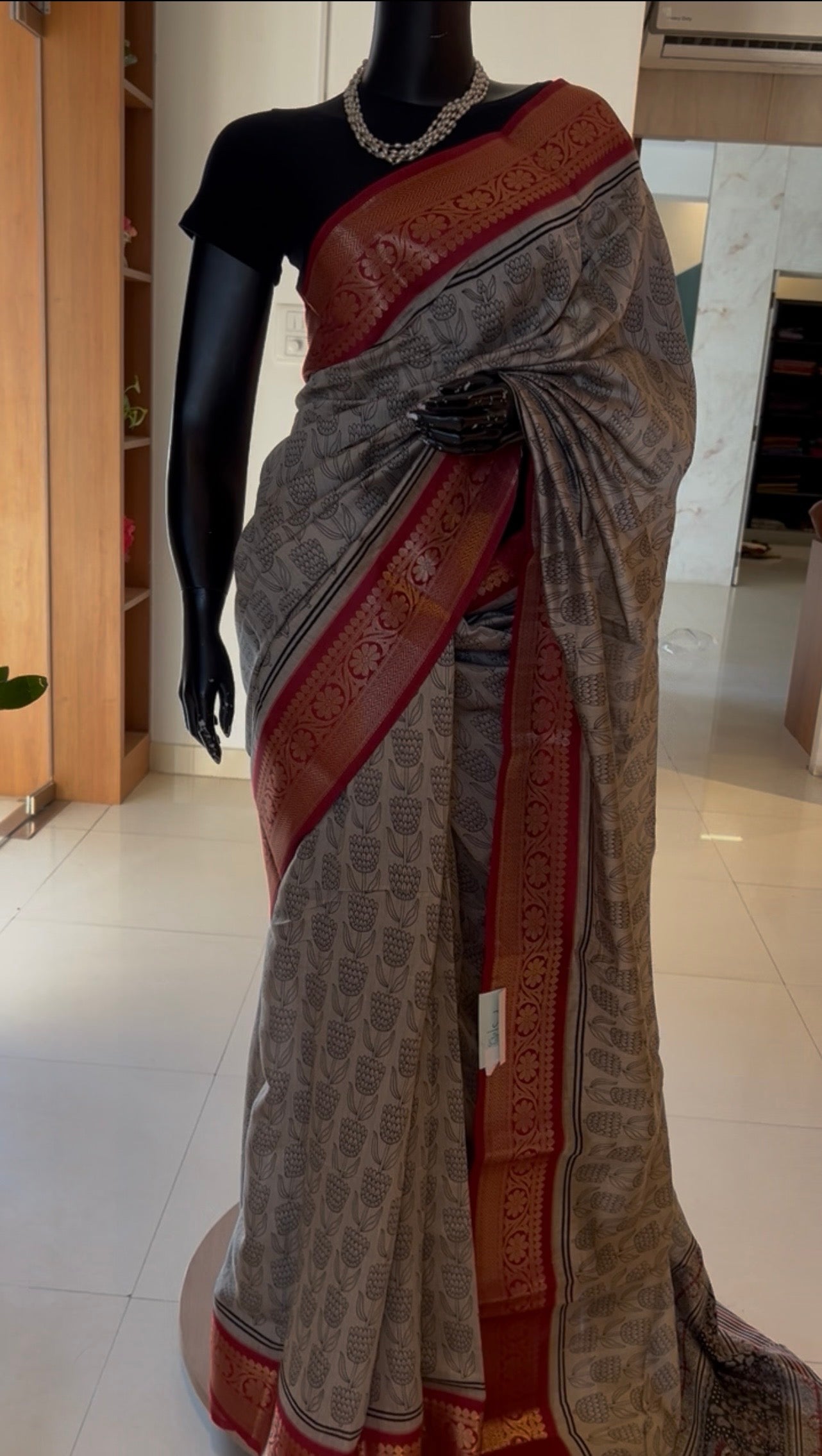 SUV2279 - GREY WITH RED