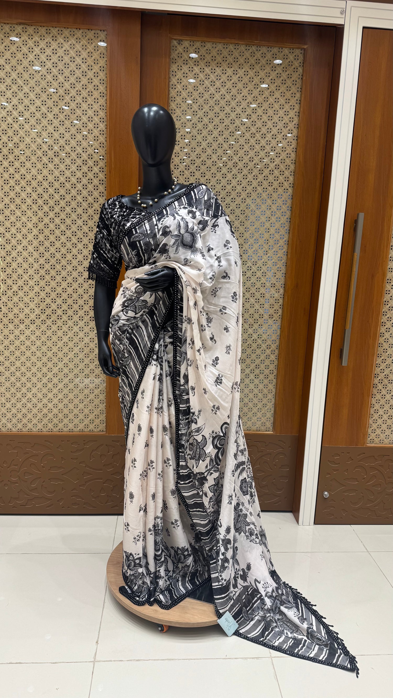 SUV4403-BLACK WITH WHITE