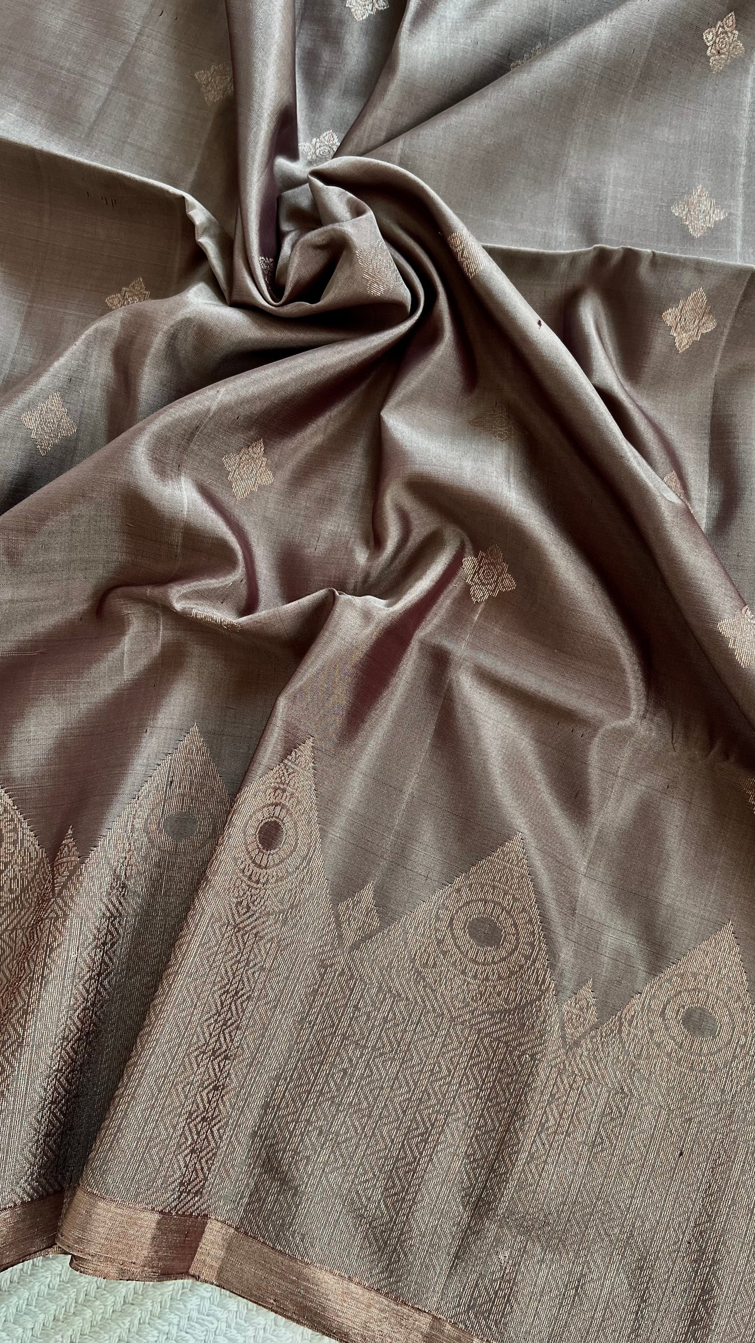 SUV3077 - GREY WITH OFFWHITE PURE SOFT SILK SAREE