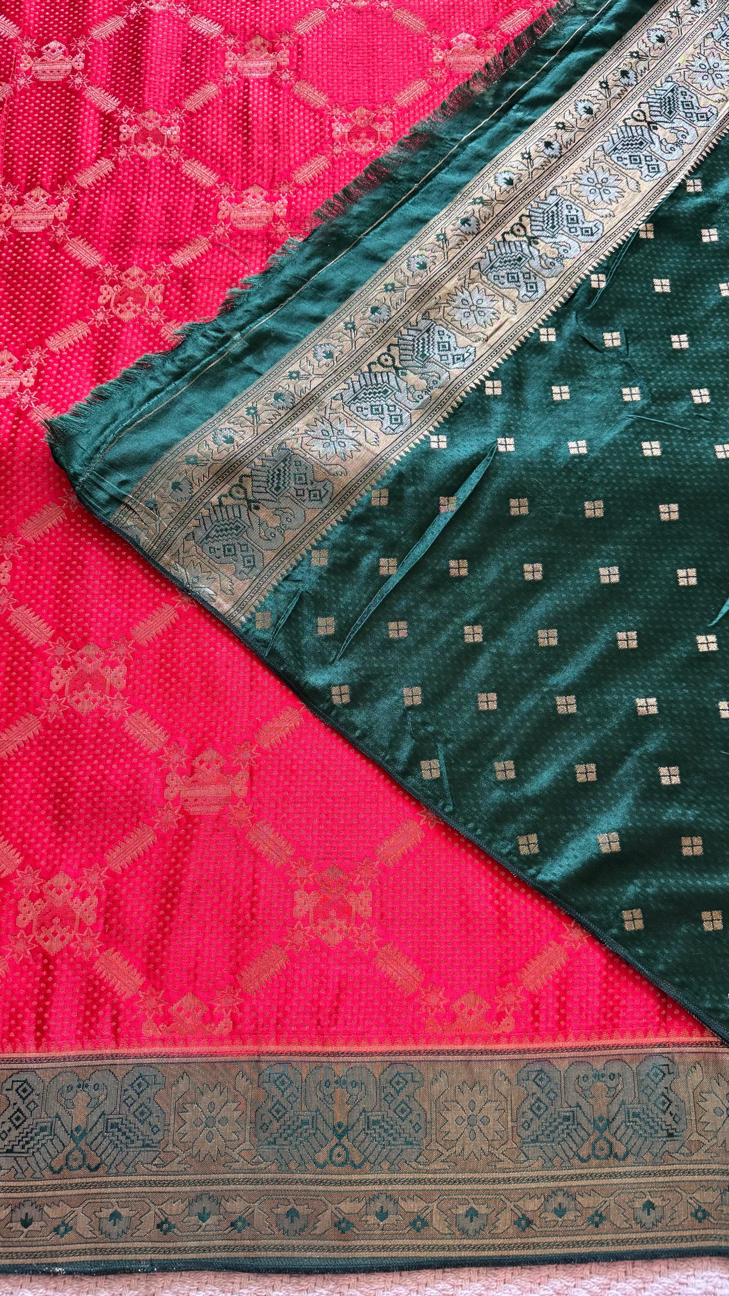 SATIN CREPE SUV5631-RED WITH BOTTLEGREEN