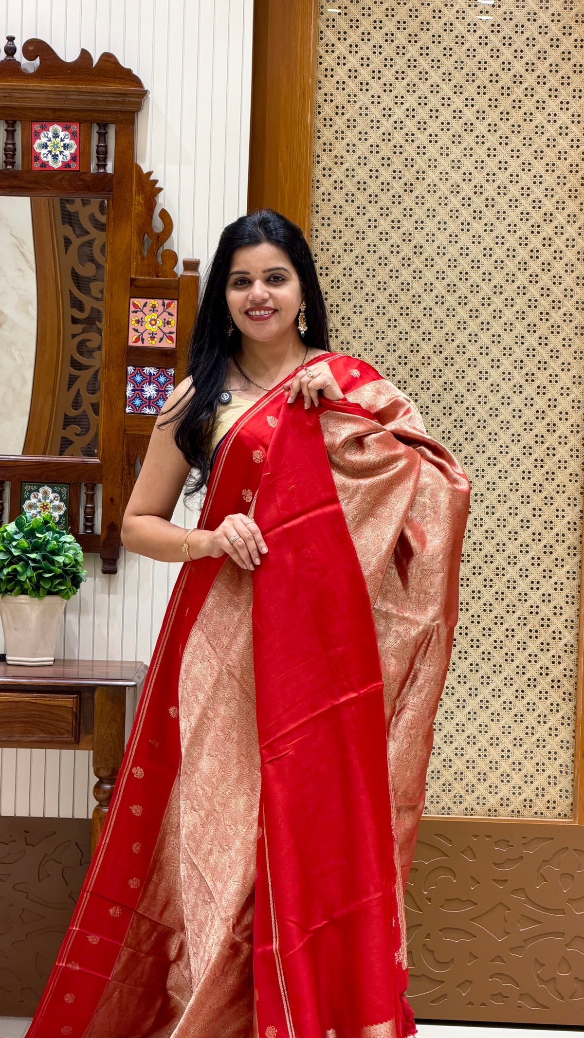 SUV5677-RED TISSUE CREPE SAREE