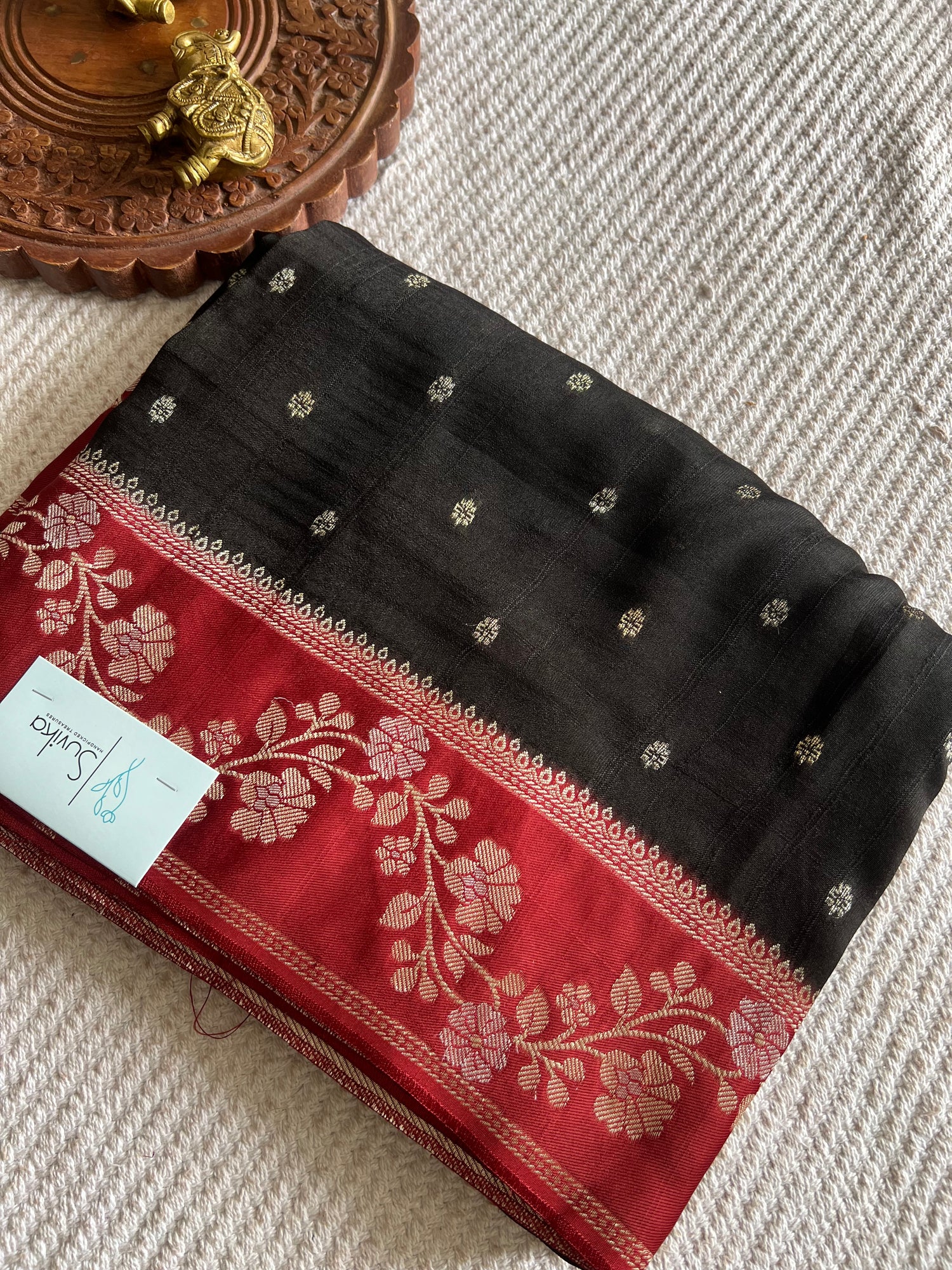 SUV3821-BLACK WITH MARRON